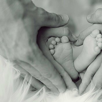 Babyfüßchen mit Handherzen, schwarz-weiß, von Pixabay