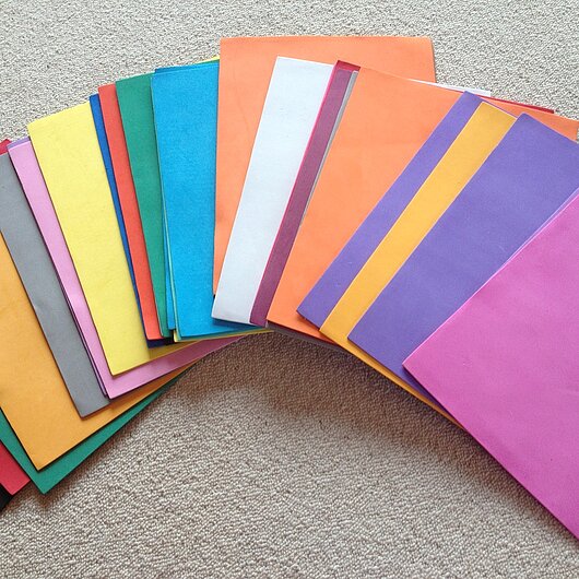 ausgebreitete bunte Moosgummi-Matten, fotografiert von Andrea Waßenberg bunte Matten als Bodenanker, fotografiert von Andrea Waßenberg